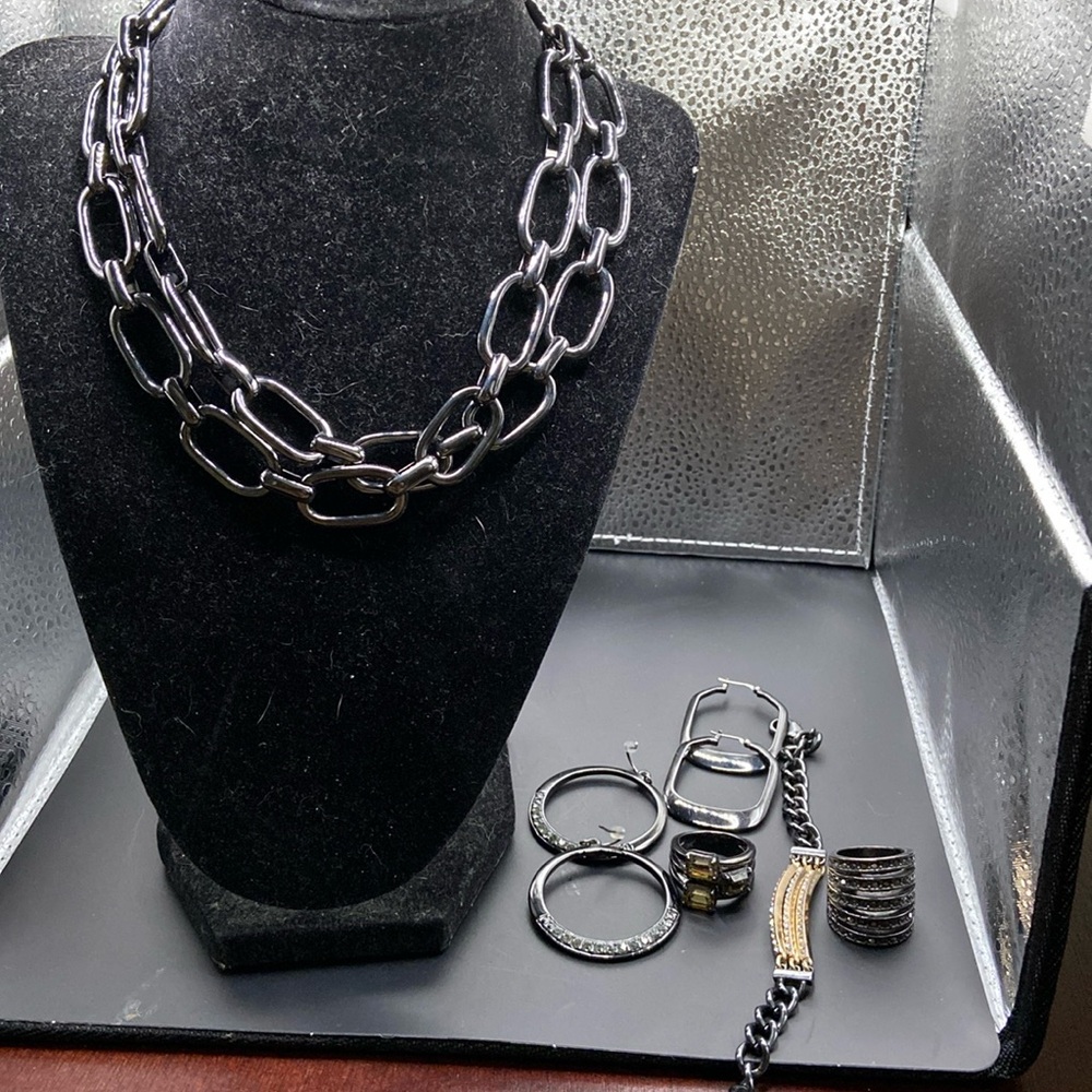 Jessica Simpson 6 piece jewelry no scratches on the pieces of jewelry